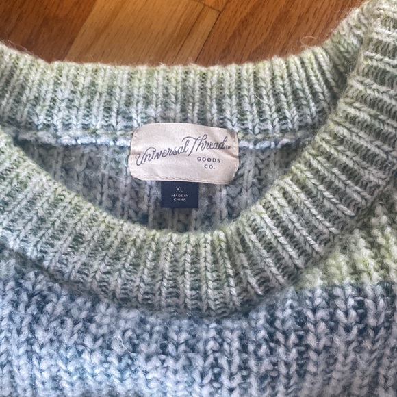 Universal thread sweater size XL - Picture 2 of 5